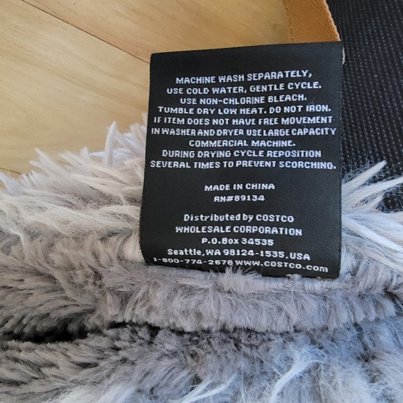 FRYE Arctic Luxe Faux Fur Throw Blanket - Picture 4 of 11